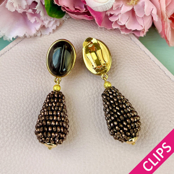 Schokobraune Ohrclips mit glitzerndem dunkelbraunen Tropfen