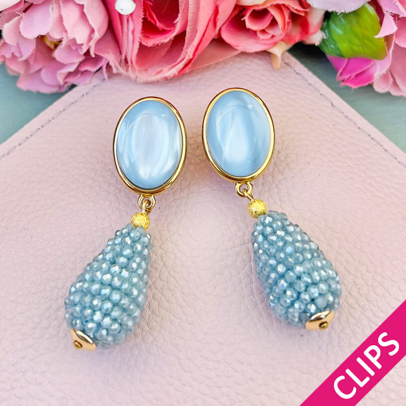 Hellblaue Ohrclips mit glitzerndem Tropfen von AmuseToi