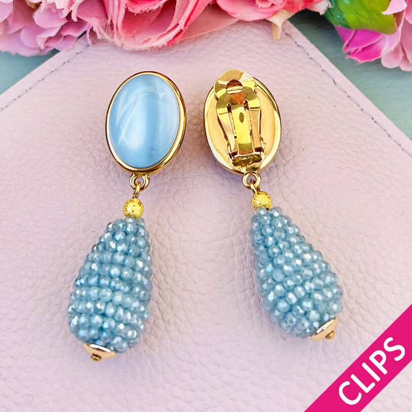 Hellblaue Ohrclips mit glitzerndem Tropfen von AmuseToi