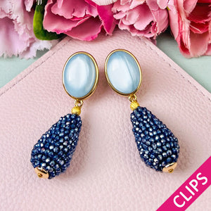 Hellblaue Ohrclips mit glitzerndem dunkelblauen Tropfen von AmuseToi