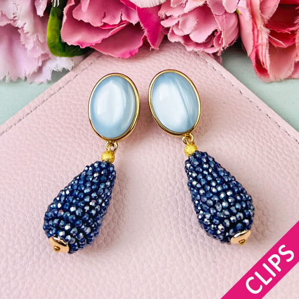 Hellblaue Ohrclips mit glitzerndem dunkelblauen Tropfen von AmuseToi
