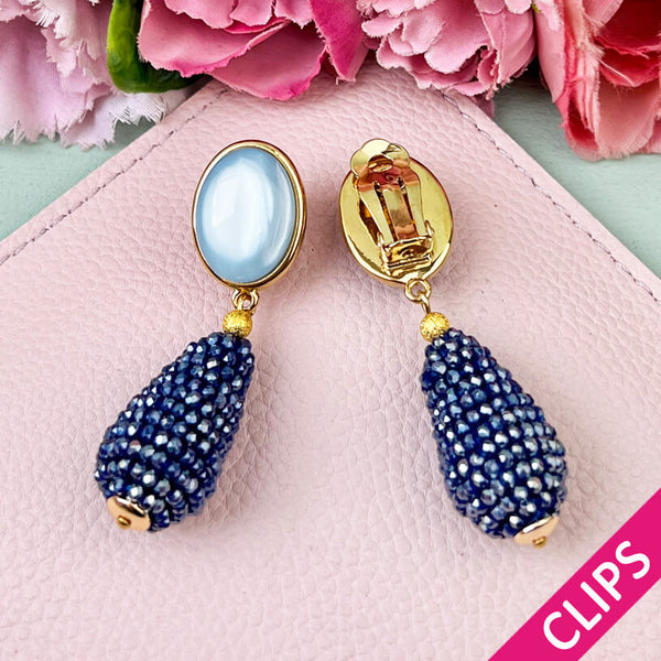 Hellblaue Ohrclips mit glitzerndem dunkelblauen Tropfen von AmuseToi