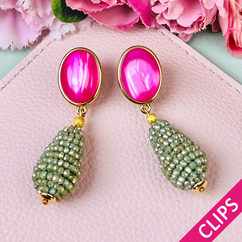 Pinke Ohrringe als Clips mit glitzerndem hellgrünen Tropfen von AmuseToi