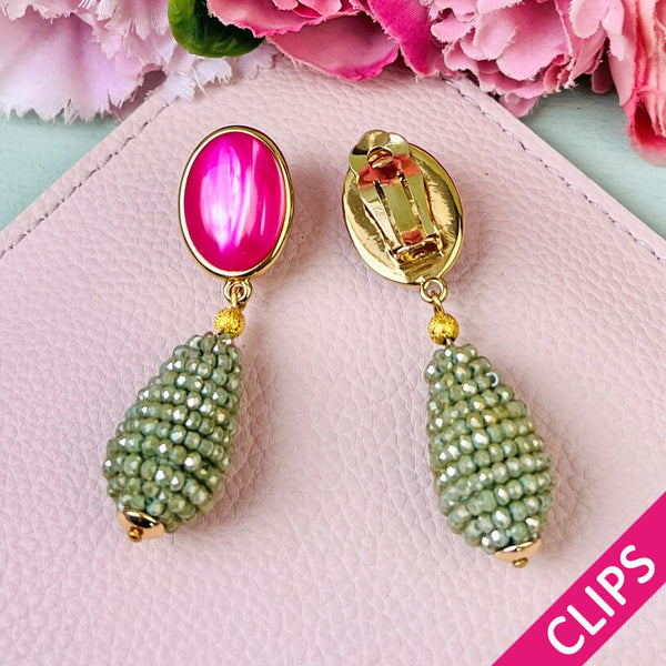 Pinke Ohrringe als Clips mit glitzerndem hellgrünen Tropfen von AmuseToi