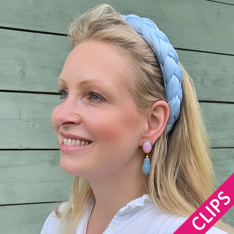 Rosafarbene Ohrclips mit glitzerndem hellblauen Tropfen von AmuseToi