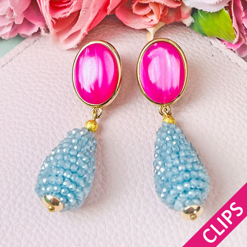 Pinke Ohrclips mit glitzerndem hellblauen Tropfen von AmuseToi 