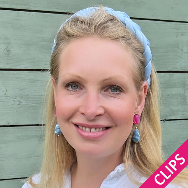Pinke Ohrclips mit glitzerndem hellblauen Tropfen von AmuseToi 