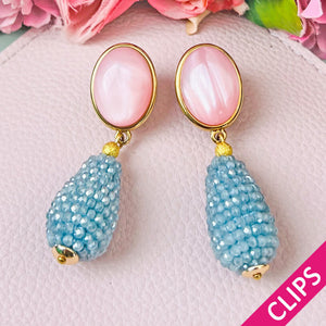 Hellrosane Ohrclips mit glitzerndem hellblauen Tropfen von AmuseToi