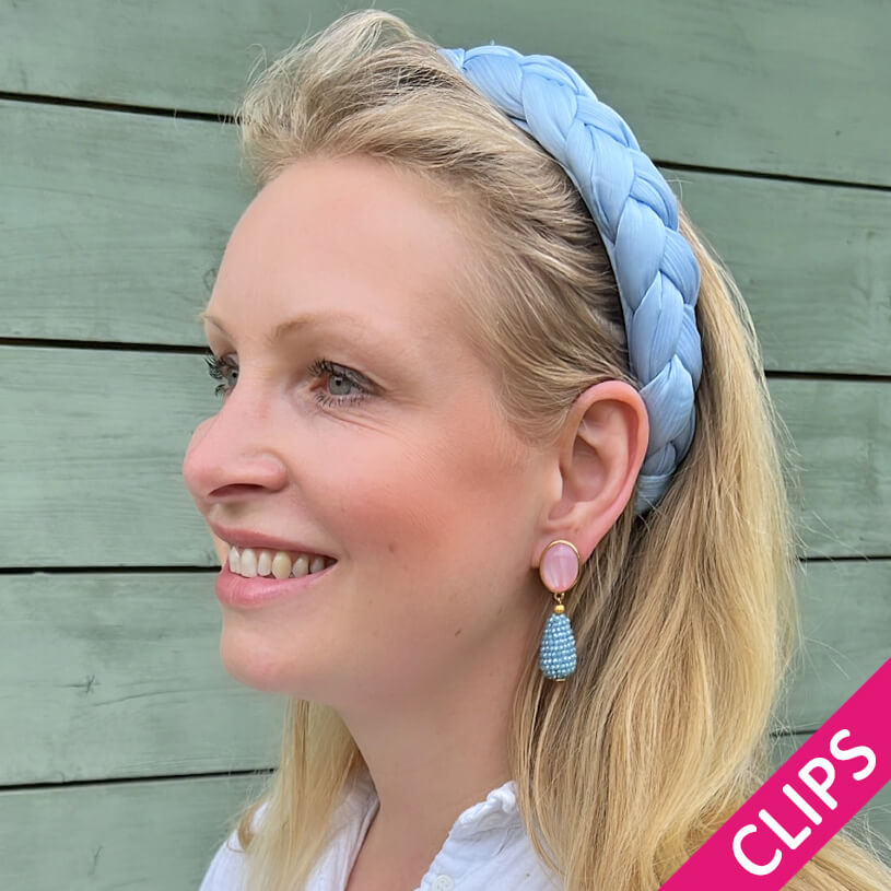 Hellrosane Ohrclips mit glitzerndem hellblauen Tropfen von AmuseToi