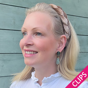 Silbergrüne Ohrclips mit glitzerndem hellgrünen Tropfen von AmuseToi
