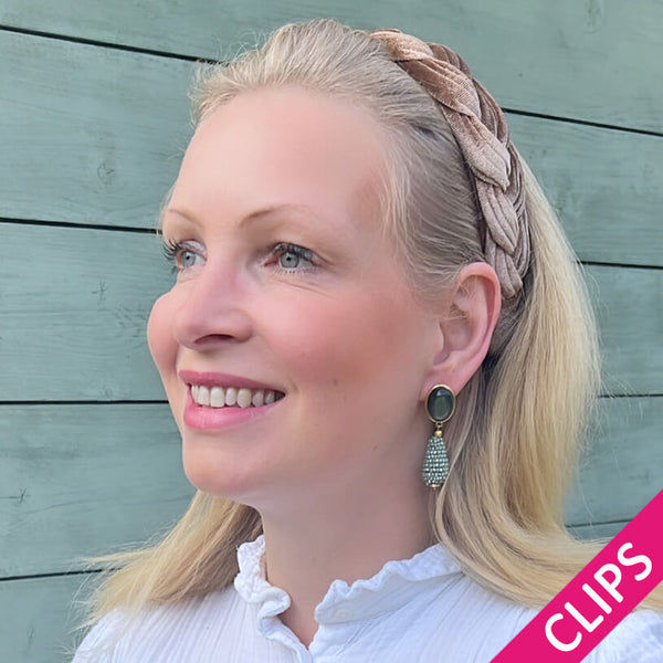 Silbergrüne Ohrclips mit glitzerndem hellgrünen Tropfen von AmuseToi