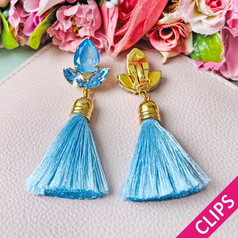 Glitzernde Ohrclips mit Glas-Kristallen in Hellblau und edler Quaste