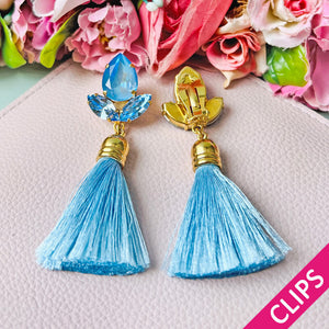 Glitzernde Ohrclips mit Glas-Kristallen in Hellblau und edler Quaste