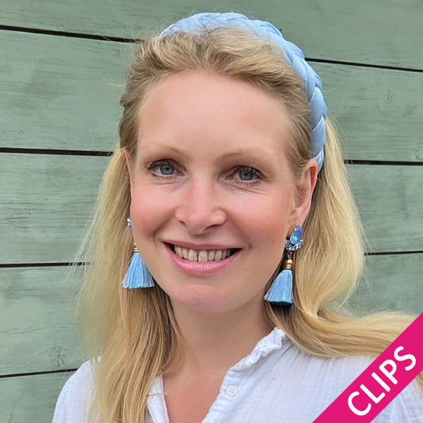 Glitzernde Ohrclips mit Glas-Kristallen in Hellblau und edler Quaste