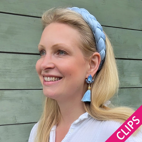 Glitzernde Ohrclips mit Glas-Kristallen in Hellblau und edler Quaste