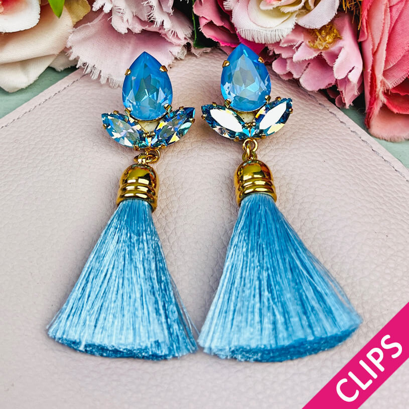 Glitzernde Ohrclips mit Glas-Kristallen in Hellblau und edler Quaste