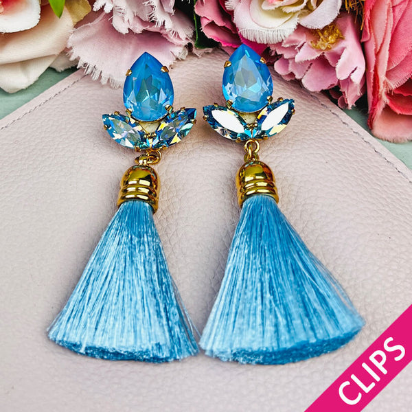 Glitzernde Ohrclips mit Glas-Kristallen in Hellblau und edler Quaste