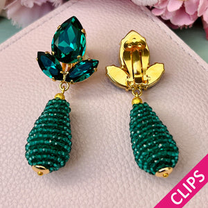 Funkelnde Ohrclips in Dunkelgrün mit glitzernden Tropfen von AmuseToi