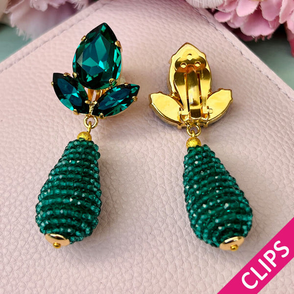 Funkelnde Ohrclips in Dunkelgrün mit glitzernden Tropfen von AmuseToi