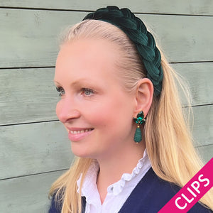 Funkelnde Ohrclips in Dunkelgrün mit glitzernden Tropfen von AmuseToi