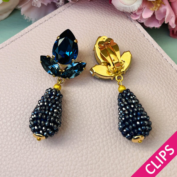 Funkelnde Ohrclips in Dunkelblau mit glitzernden Tropfen von AmuseToi