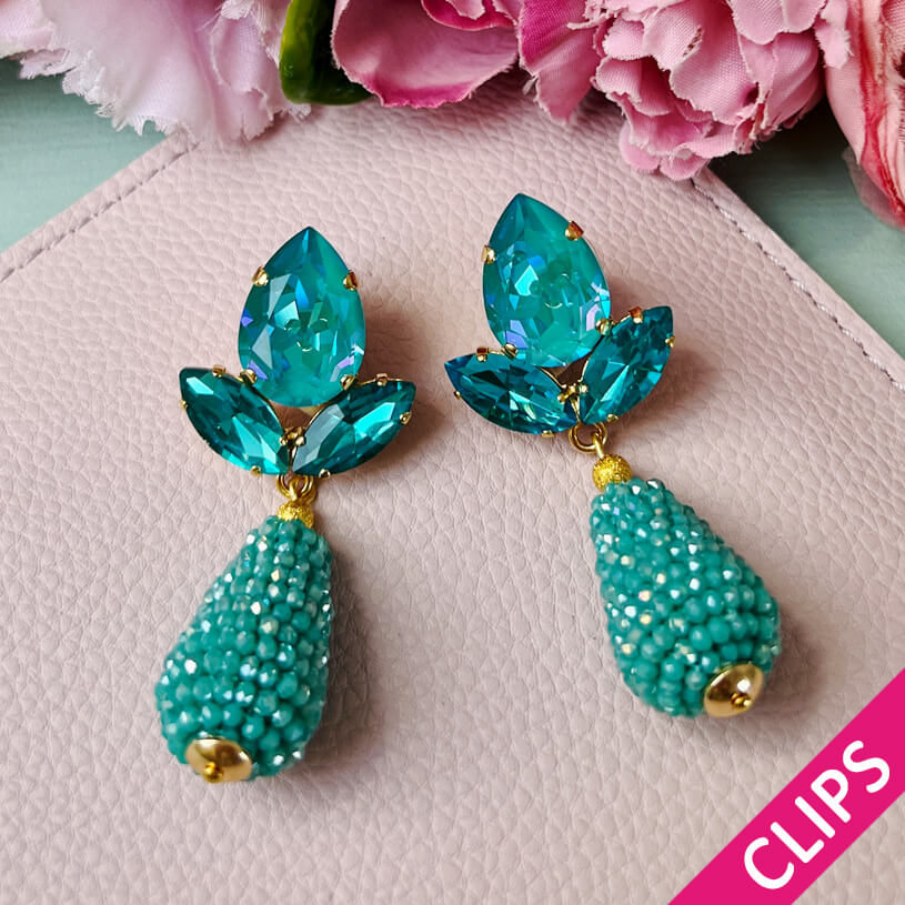 Funkelnde Ohrclips in Türkis mit glitzernden Tropfen von AmuseToi