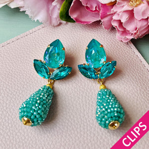 Funkelnde Ohrclips in Türkis mit glitzernden Tropfen von AmuseToi