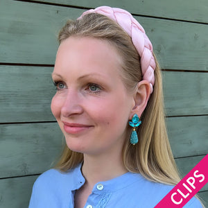Funkelnde Ohrclips in Türkis mit glitzernden Tropfen von AmuseToi