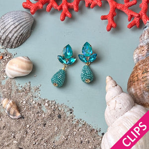Funkelnde Ohrclips in Türkis mit glitzernden Tropfen von AmuseToi