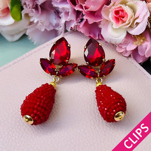 Funkelnde Ohrclips in Dunkelrot mit glitzernden Tropfen von AmuseToi