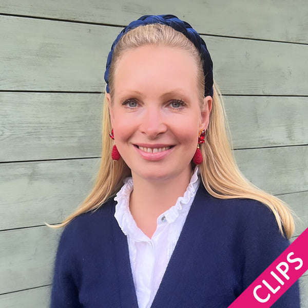 Funkelnde Ohrclips in Dunkelrot mit glitzernden Tropfen von AmuseToi