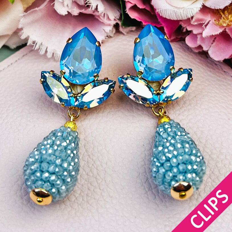 Funkelnde Ohrclips in Hellblau mit glitzernden Tropfen von AmuseToi