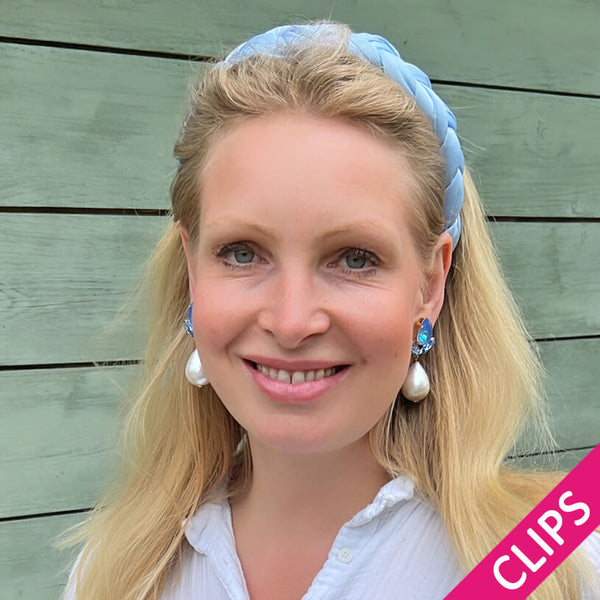 Funkelnde Ohrclips in Hellblau mit federleichten Baumwolltropfen