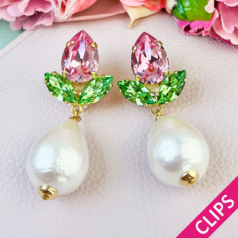 Funkelnde Ohrclips in Rosa und Grün mit federleichten Baumwolltropfen