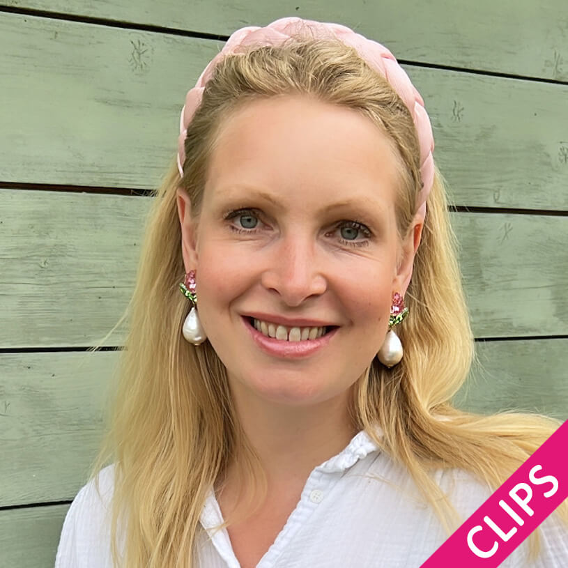 Funkelnde Ohrclips in Rosa und Grün mit federleichten Baumwolltropfen