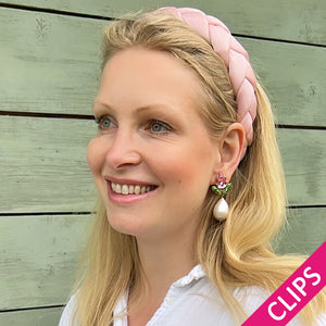 Funkelnde Ohrclips in Rosa und Grün mit federleichten Baumwolltropfen