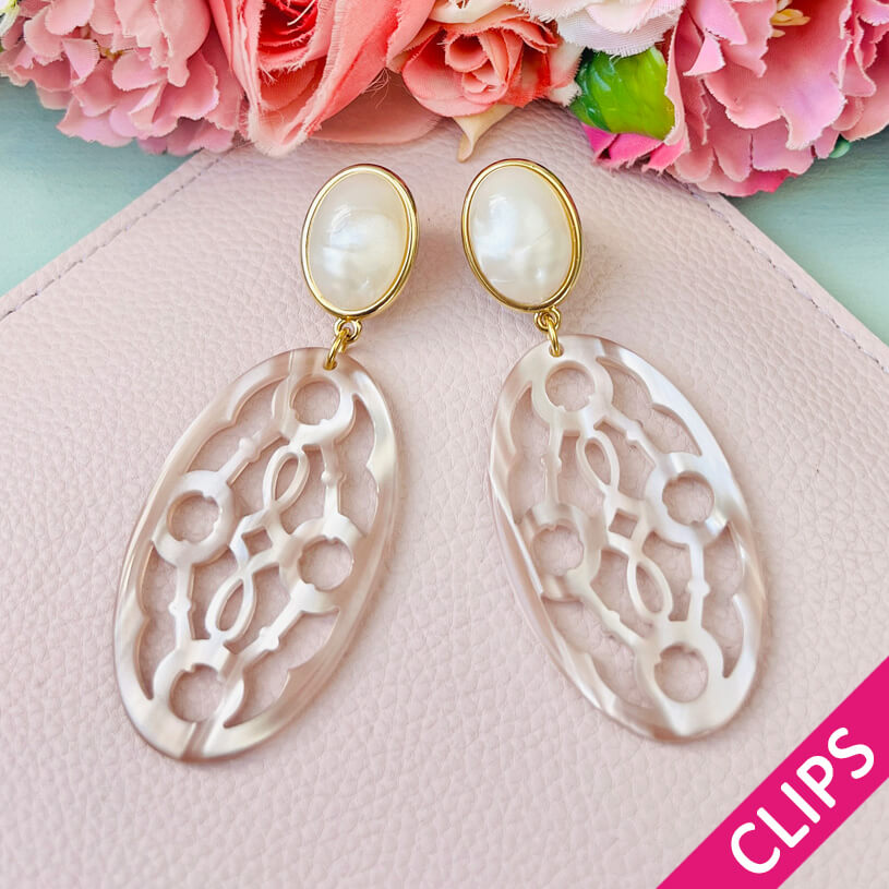 Perlmuttfarbene Trensen-Ohrclips mit Oval in Beige von AmuseToi