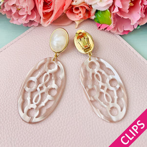 Perlmuttfarbene Trensen-Ohrclips mit Oval in Beige von AmuseToi