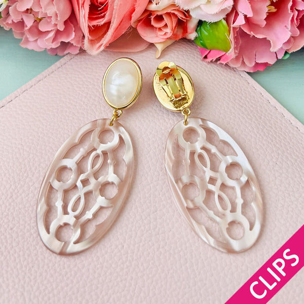 Perlmuttfarbene Trensen-Ohrclips mit Oval in Beige von AmuseToi