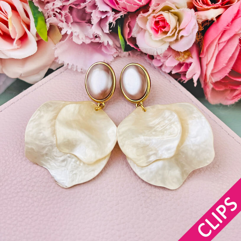 Beige Ohrclips mit perlmuttfarbenen Blütenblättern