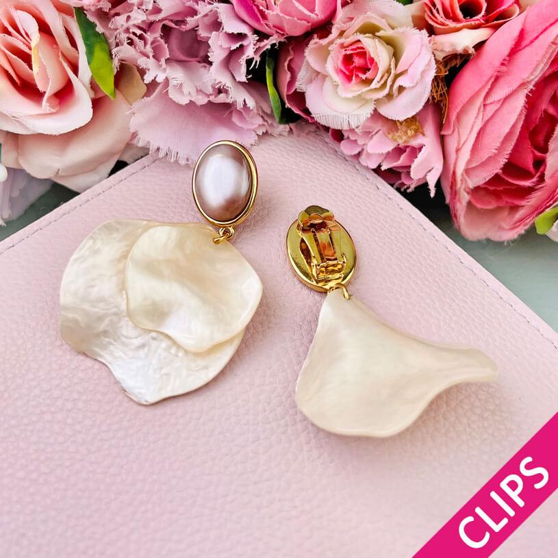 Beige Ohrclips mit perlmuttfarbenen Blütenblättern