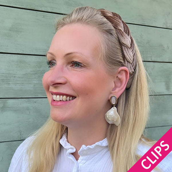 Beige Ohrclips mit perlmuttfarbenen Blütenblättern