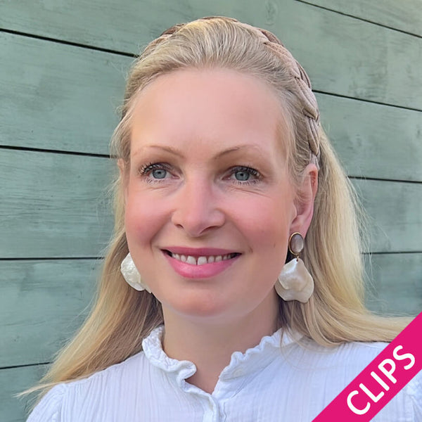 Beige Ohrclips mit perlmuttfarbenen Blütenblättern