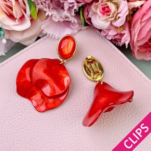 Orange Ohrclips mit Blütenblättern