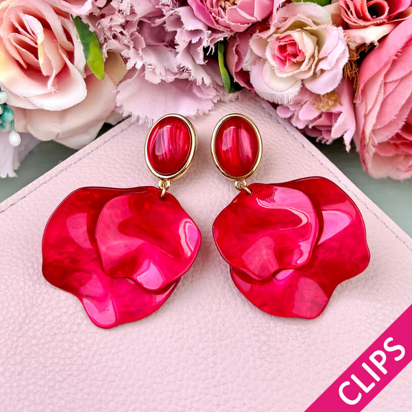 Rote Ohrclips mit Blütenblättern