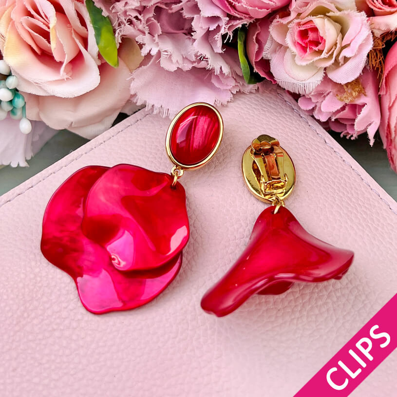 Rote Ohrclips mit Blütenblättern