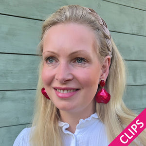 Rote Ohrclips mit Blütenblättern