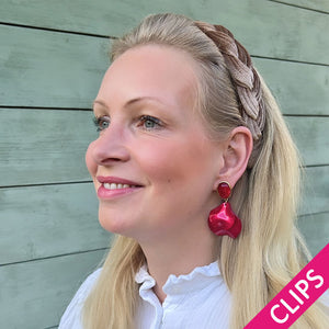 Rote Ohrclips mit Blütenblättern