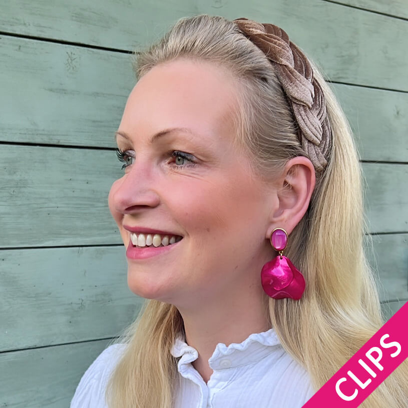 Pinke Ohrclips mit Blütenblättern
