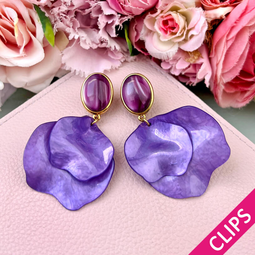 Violette Ohrclips mit Blütenblättern